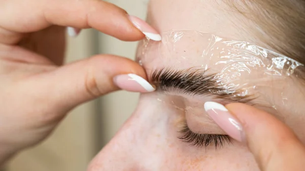 Maestro Utiliza Una Película Plástico Durante Laminación Las Cejas — Foto de Stock