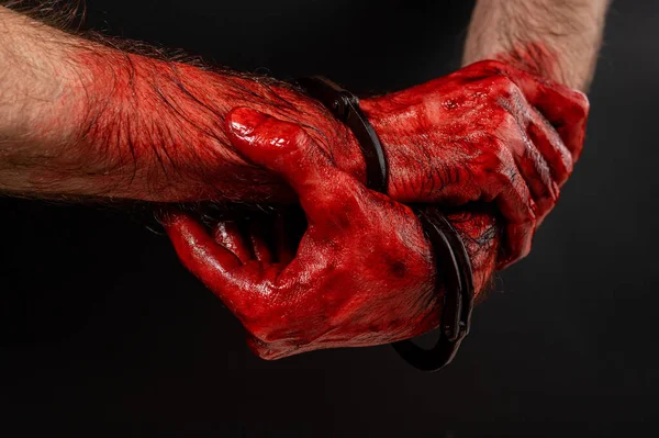 Close Mãos Algemadas Sangrentas Masculinas Fundo Preto — Fotografia de Stock