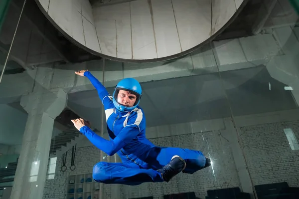 Uomo Tuta Casco Protettivo Gode Volare Una Galleria Del Vento — Foto Stock