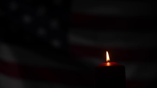 Płonąca Świeca Tle Machającej Flagi Stanów Zjednoczonych Ameryki Ciemności — Wideo stockowe