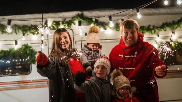 Glad Stor Familj Firar Jul Naturen Och Håller Tomtebloss Föräldrar — Stockfoto