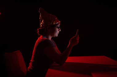 Alüminyum folyo şapka takan paranoyak beyaz kadın. Komplo teorisi