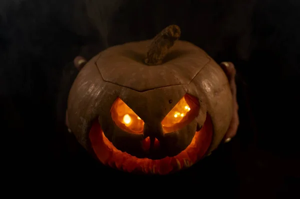 Ведьма Держит Тыквенный Валет Фонаре Светящемся Темноте Хэллоуин — стоковое фото