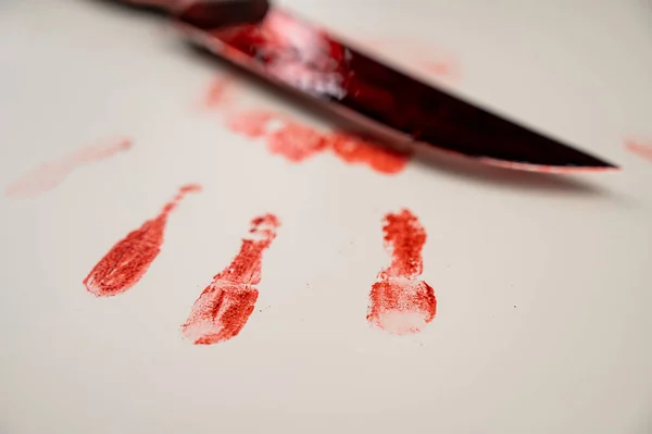 Blutige Messer Und Blutüberströmte Handabdrücke Auf Einem Weißen Tisch — Stockfoto