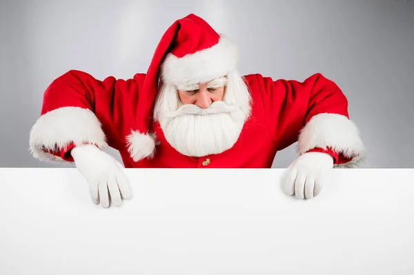 Święty Mikołaj Podgląda Zza Reklamy Białym Tle Wesołych Świąt — Zdjęcie stockowe