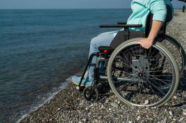 Vit Kvinna Rullstol Stranden Närbild Kvinnliga Händer — Stockfoto