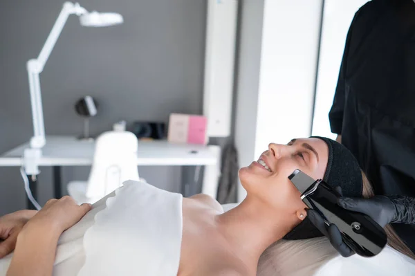 Donna Sulla Procedura Pulizia Ultrasuoni Cosmetologia Hardware — Foto Stock