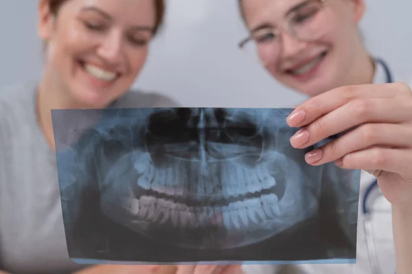 Een Vrouwelijke Dokter Een Patiënt Bij Receptie Bespreken Een Röntgenfoto — Stockfoto