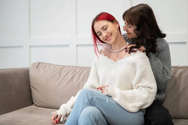 Две Молодые Кавказские Женщины Нежно Обнимаются Однополые Отношения — стоковое фото