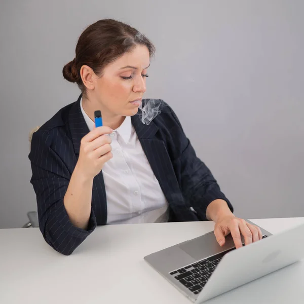 Mujer Negocios Fumando Vapor Desechable Mientras Está Sentada Escritorio — Foto de Stock