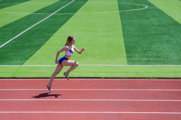 Jeune Femme Caucasienne Est Engagée Dans Jogging Stade Plein Air — Photo