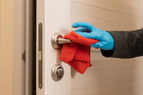 Blanke Vrouw Handschoenen Veegt Deurkruk Met Een Servet Rechtenvrije Stockfoto's