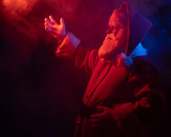 Retrato Santa Claus Luz Neón Roja Azul Humo —  Fotos de Stock