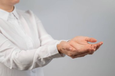 Avuç içleri kapalı kadın ellerine yakın çekim