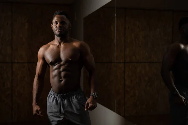 Portrait Afro Américain Avec Torse Dans Studio Sombre Homme Musclé — Photo