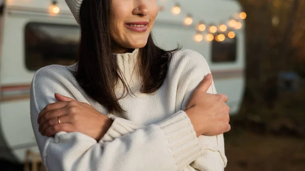 Uma Mulher Caucasiana Pensativa Uma Camisola Malha Branca Chapéu Está — Fotografia de Stock