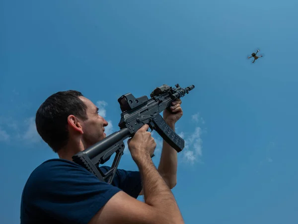 Biały Człowiek Strzela Latającym Dronem Strzelby — Zdjęcie stockowe
