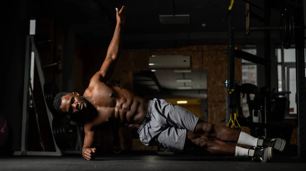 Shirtless Afro Amerikaanse Man Doet Een Elleboog Plank Sportschool — Stockfoto
