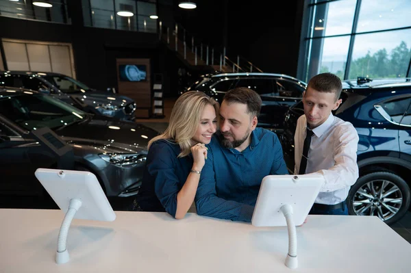 Kafkasyalı Evli Çift Dijital Tabletlerden Bir Araba Galerisi Seçiyor — Stok fotoğraf