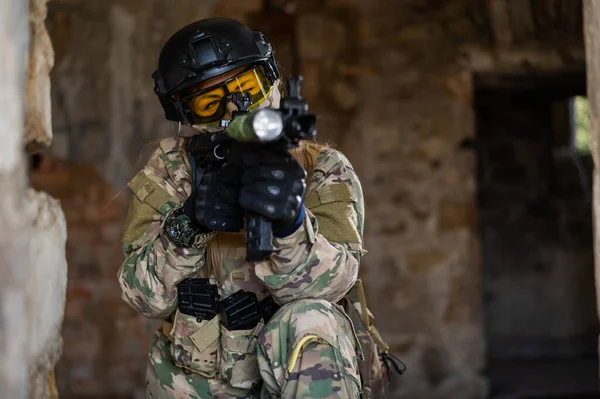 Een Vrouw Legeruniform Schiet Een Vuurwapen Een Verlaten Gebouw — Stockfoto