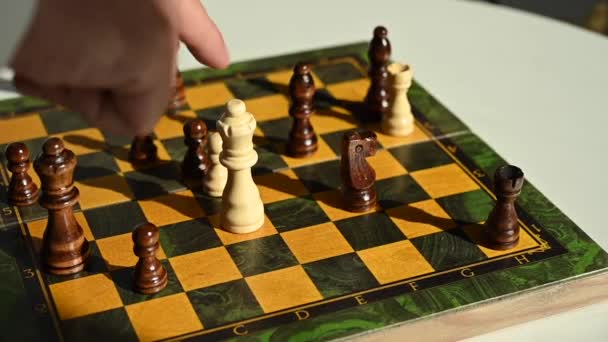 Ένας Άντρας Ρίχνει Έναν Βασιλιά Μια Περιστρεφόμενη Σκακιέρα Αργή Κίνηση — Αρχείο Βίντεο
