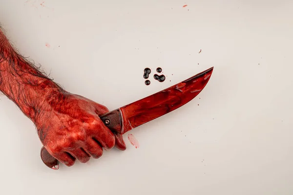 Bărbat Mâini Sângeroase Ține Cuțit Fundal Alb — Fotografie, imagine de stoc