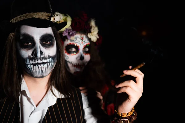 Homem Mulher Trajes Halloween Emparelhados Arte Corporal Santa Muerte Esqueleto — Fotografia de Stock