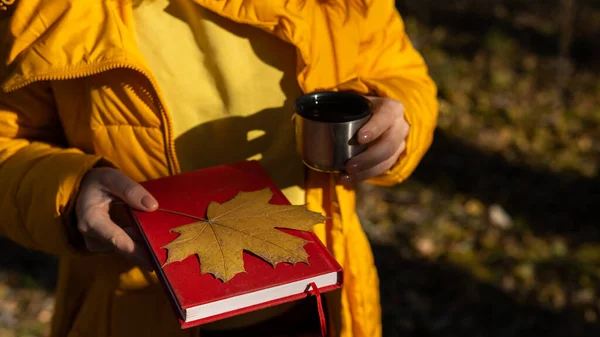 Vrouw Met Thermoskan Van Hete Thee Rood Boek Geel Gevallen — Stockfoto