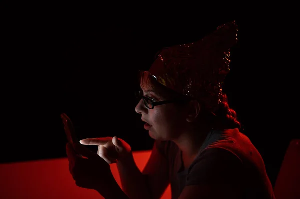 Mulher Caucasiana Paranóica Usando Smartphone Usando Chapéu Folha Alumínio Teoria — Fotografia de Stock