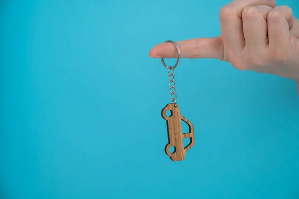 Womans Hand Holding Wooden Keychain Shape Car Blue Background — Stock Photo, Image