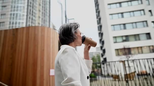 Schöne Kaukasische Ältere Grauhaarige Geschäftsfrau Die Draußen Kaffee Trinkt 360 — Stockvideo