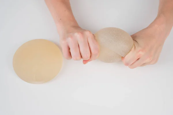 Beyaz Bir Kadın Göğüs Implantının Gücünü Test Ediyor — Stok fotoğraf
