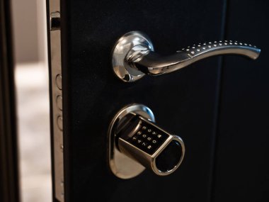 Dairenin kapısını şifreli kilitle aç. Anahtarsız girdi