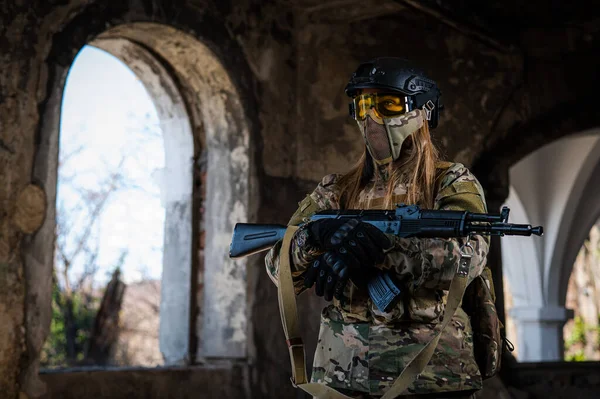 Portret Van Een Vrouw Een Helm Bril Met Een Machinegeweer — Stockfoto