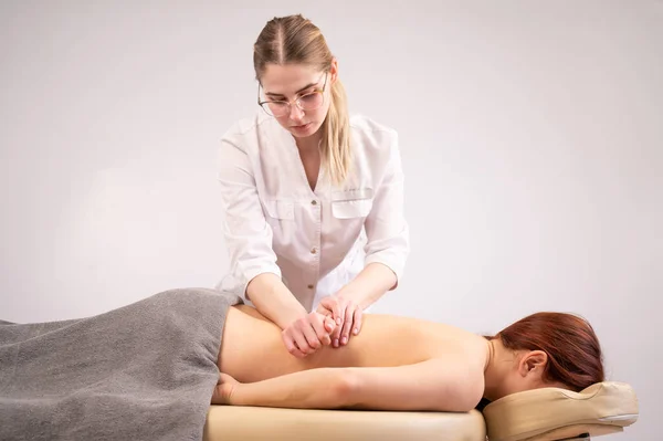 Medico Massaggiare Schiena Una Paziente Donna — Foto Stock