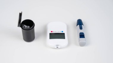 Ev kanı glikoz test kiti. Glukometre, tükenmez kalem, iğneler ve metin şeritleri