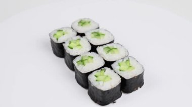 Kappa maki ruloları beyaz arkaplanda döner