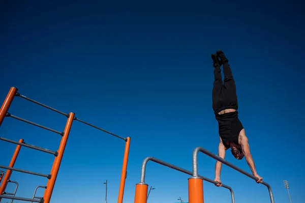 Hombre Sin Camisa Haciendo Handstand Barras Paralelas Campo Deportes —  Fotos de Stock