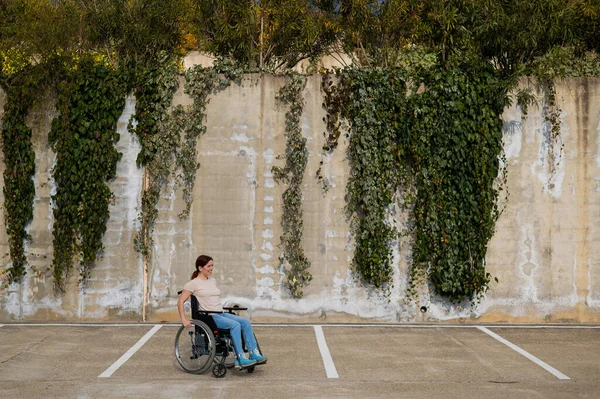 Γυναίκα Αναπηρικό Καροτσάκι Πάρκινγκ — Φωτογραφία Αρχείου