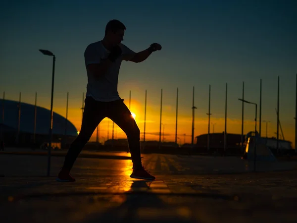 Hombre Entrena Boxeo Atardecer Aire Libre — Foto de Stock