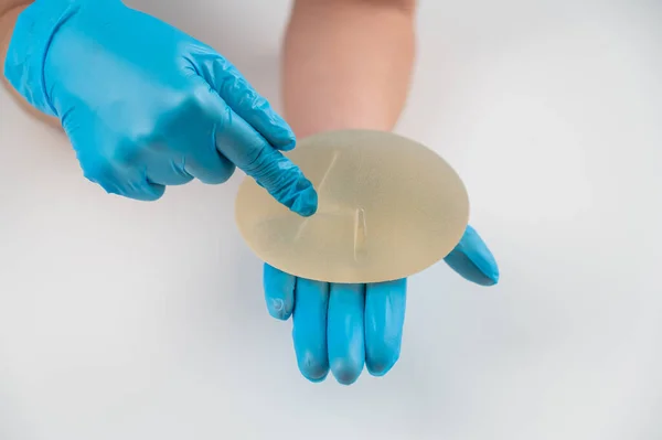 성형외과 의사가 가슴용 실리콘 식체를 — 스톡 사진