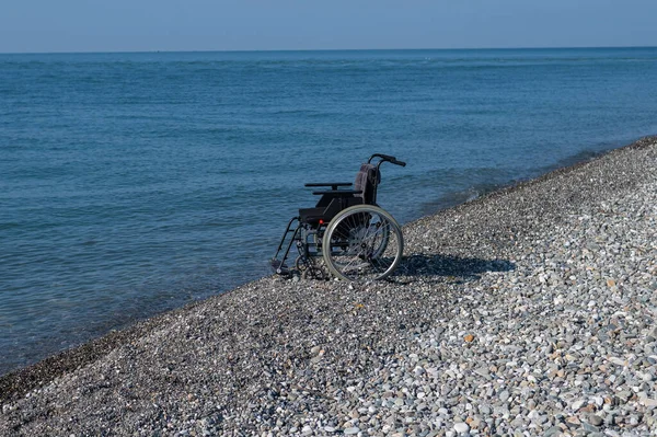 Μια Άδεια Αναπηρική Καρέκλα Μια Βραχώδη Παραλία — Φωτογραφία Αρχείου