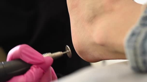 Kobieta Profesjonalnym Zabiegu Pedicure Przez Ścierny Dysk Maszyny Salonie Piękności — Wideo stockowe