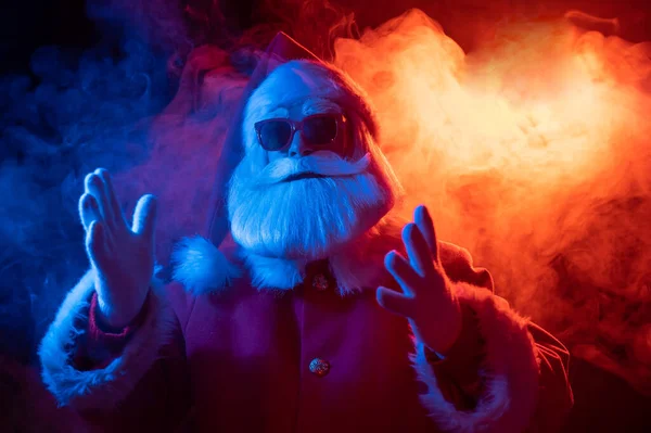 Portret Van Kerstman Zonnebril Neon Licht — Stockfoto