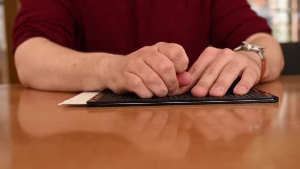 男人用特殊的铅笔和笔迹用盲文写一封信 — 图库视频影像