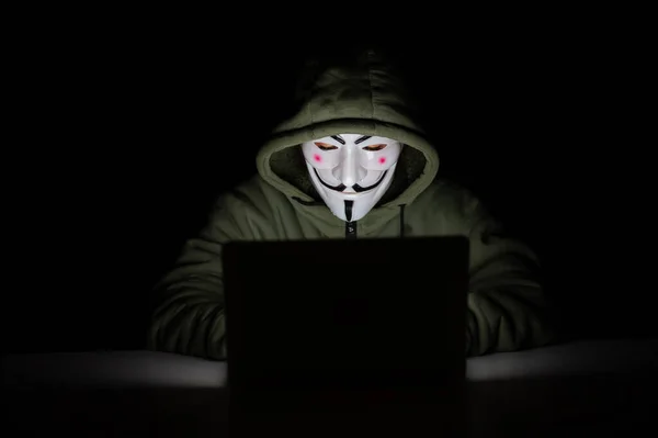 Juni 2022 Novosibirsk Rusia Anonymous Hood Typing Laptop Dark — Stok Foto