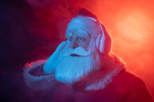Święty Mikołaj Słucha Muzyki Słuchawkami Imprezie Niebieski Czerwony Neon Światło — Zdjęcie stockowe
