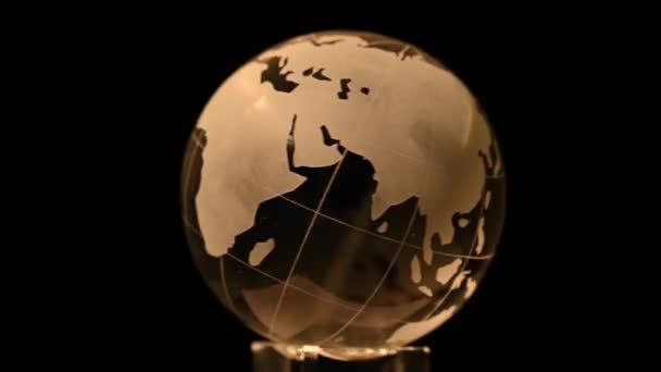 Kryształowy Model Kuli Ziemskiej Obraca Się Czarnym Tle — Wideo stockowe