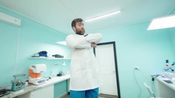 オフィスで感情的な医者歯科技術者 ビデオ360 — ストック動画