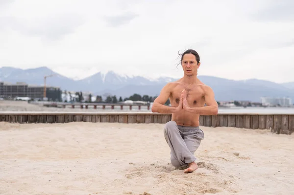 Uomo Caucasico Pratica Arti Marziali All Aperto Equilibrio Meditazione — Foto Stock